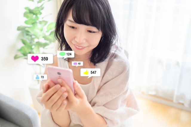マッチングアプリを使う女性