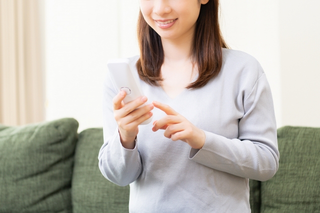 スマホで評判を見る女性
