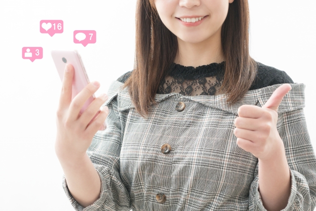 マッチングアプリを使う女性