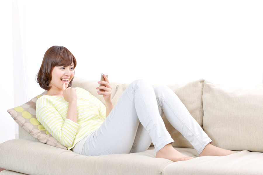 スマホを使う女性