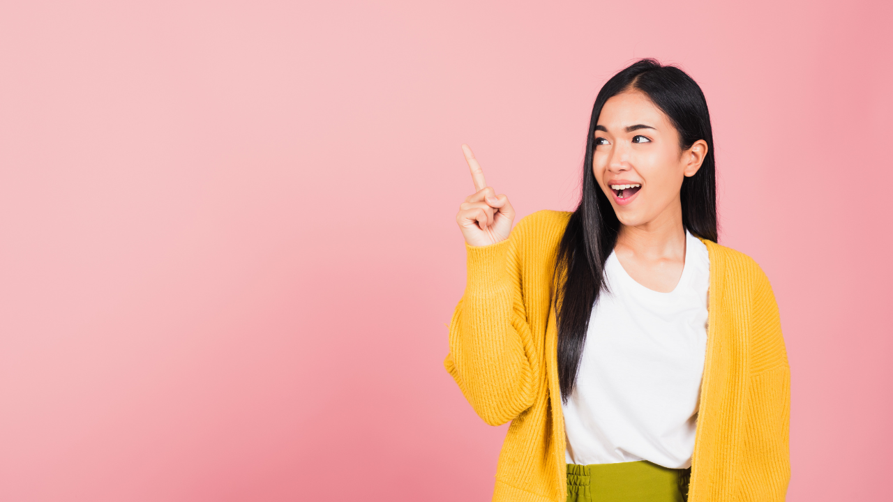 人差し指を立ててる女性