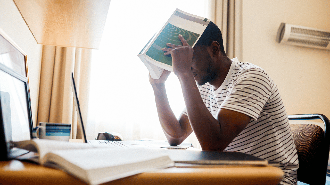 勉強してる男性