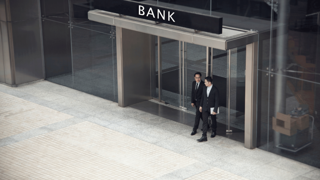 オフィスから出て来た男性