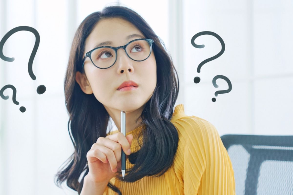悩んでいる女性