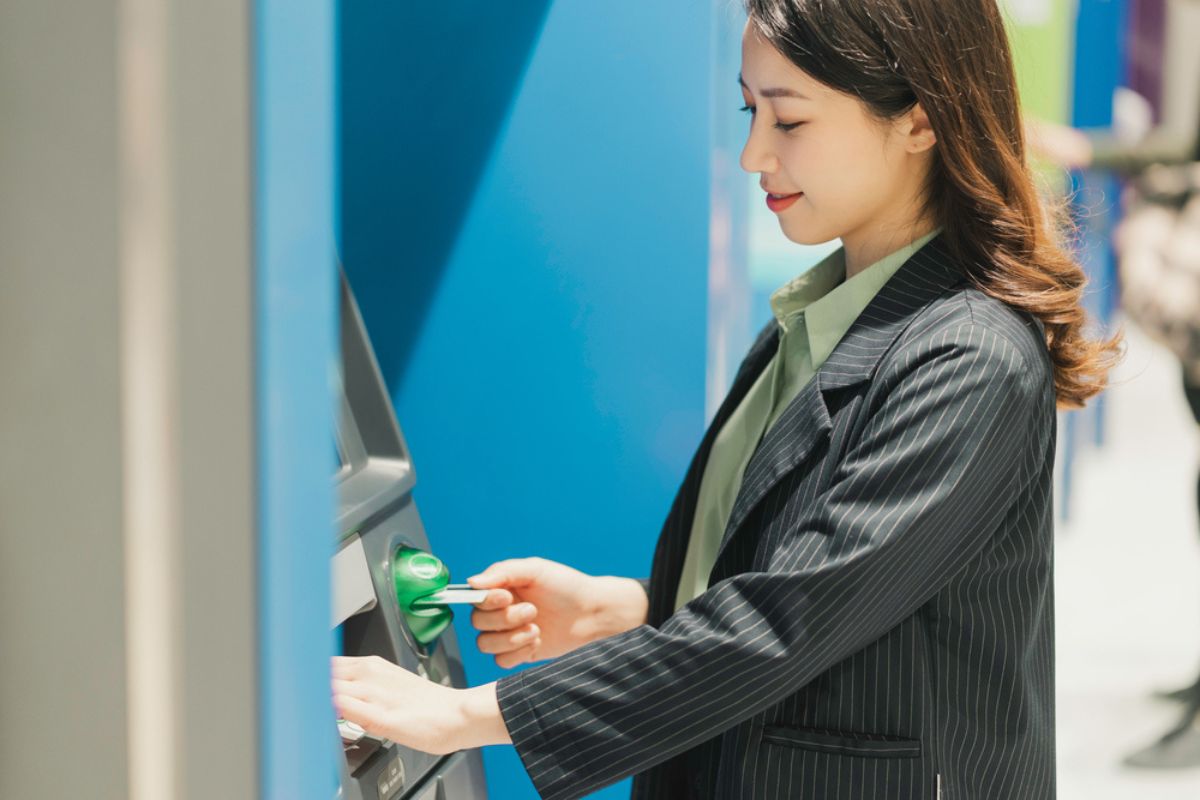 ATMで取引している女性