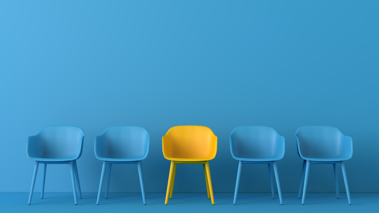 黄色と青色の椅子